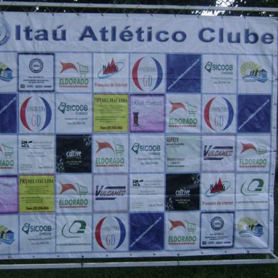 Painel de patrocinadores do Itaú Atlético Clube com o logo da Vulcamec