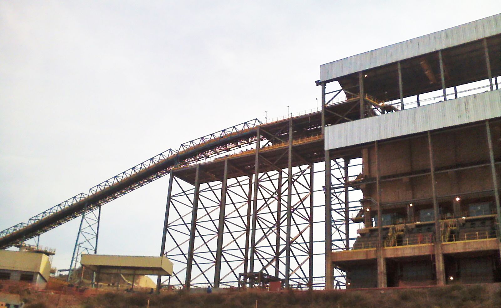 Galeria de transportador chegando a um prédio industrial
